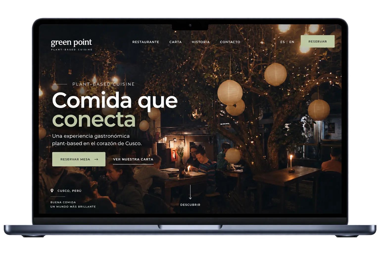 Página web de Green Point presentada en una laptop, con navegación y reserva de mesa